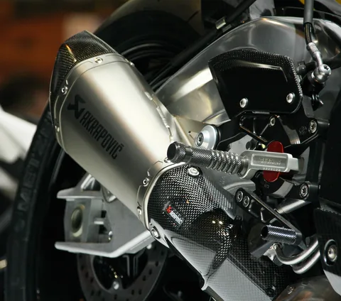 Motosiklet üzerindeki Akrapovič egzozun yakın görünümü